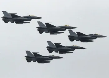Taiwán está en camino de contar con una de las flotas de F-16 más grandes de Asia una vez que reciba 66 nuevos aviones F-16 C/D Block 70 como parte de un acuerdo de $8 mil millones aprobado en 2019 [Archivo: Patrick Lin/Reuters]