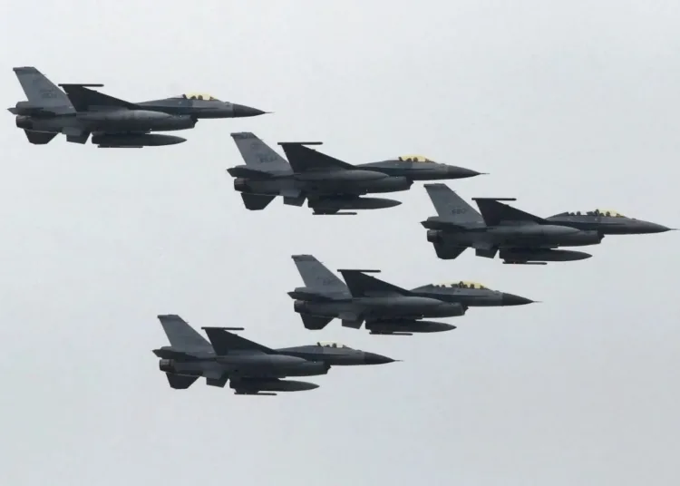 Taiwán está en camino de contar con una de las flotas de F-16 más grandes de Asia una vez que reciba 66 nuevos aviones F-16 C/D Block 70 como parte de un acuerdo de $8 mil millones aprobado en 2019 [Archivo: Patrick Lin/Reuters]