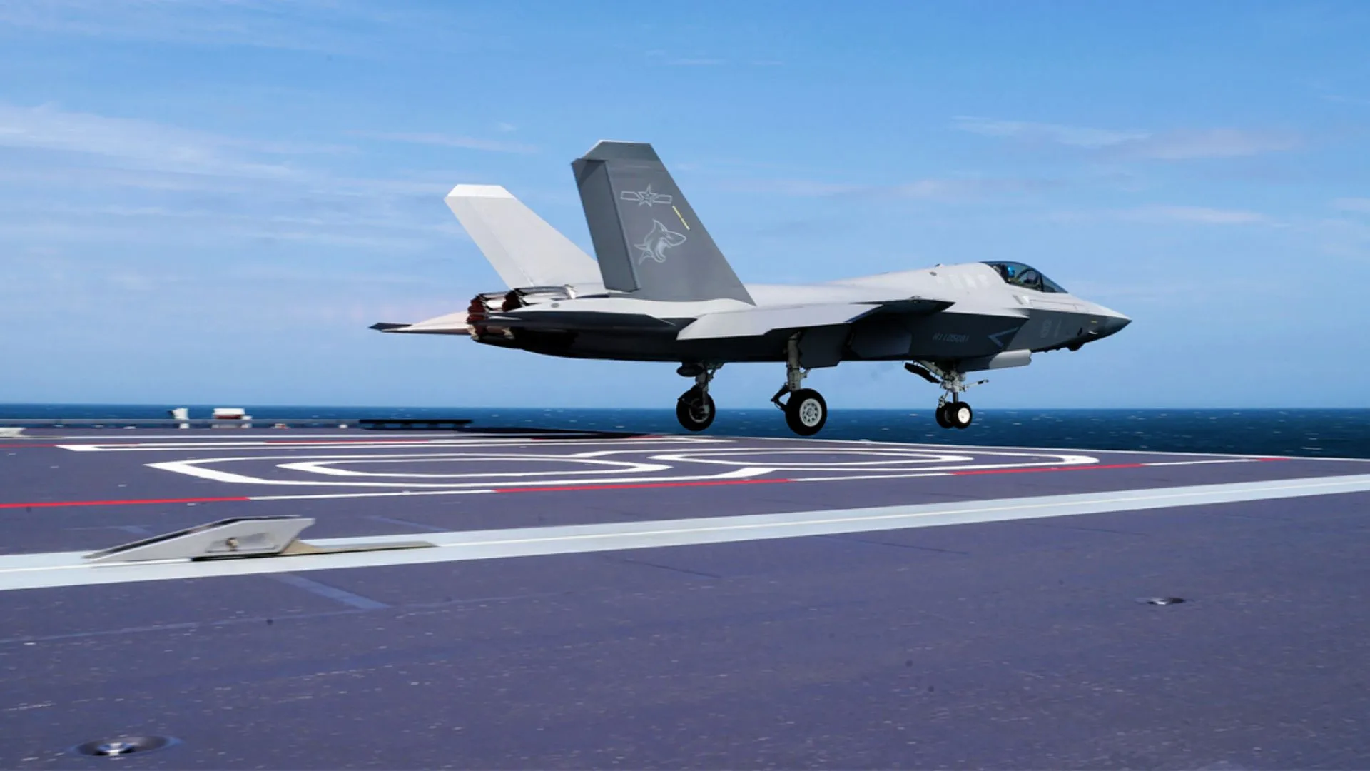 Un avión de combate furtivo J-35 despega del primer portaaviones chino equipado con catapulta electromagnética, el Fujian (casco 18), durante un entrenamiento marítimo con fuerzas reales. (eng.chinamil.com.cn/Foto de Wang Jian)
