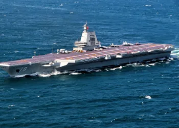 El primer portaaviones chino equipado con catapulta electromagnética, el Fujian (casco 18), navega por el mar durante su primer entrenamiento marítimo con fuerzas reales. (eng.chinamil.com.cn/Foto de Gao Zeming)