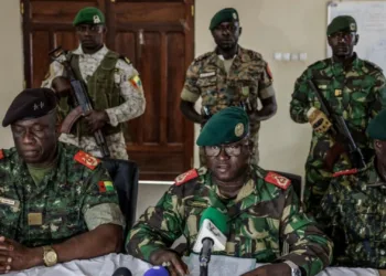 Los oficiales militares afirmaron que habían formado «el alto mando militar para el restablecimiento del orden» y que gobernarían hasta nuevo aviso. Fotografía: Patrick Meinhardt/AFP/Getty