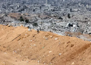 Edificios destruidos vistos desde un puesto militar israelí dentro de los límites de la «línea amarilla» en el barrio de Shujaiya, en la parte oriental de la ciudad de Gaza, en la Franja de Gaza, el 5 de noviembre de 2025. REUTERS/Nir Elias