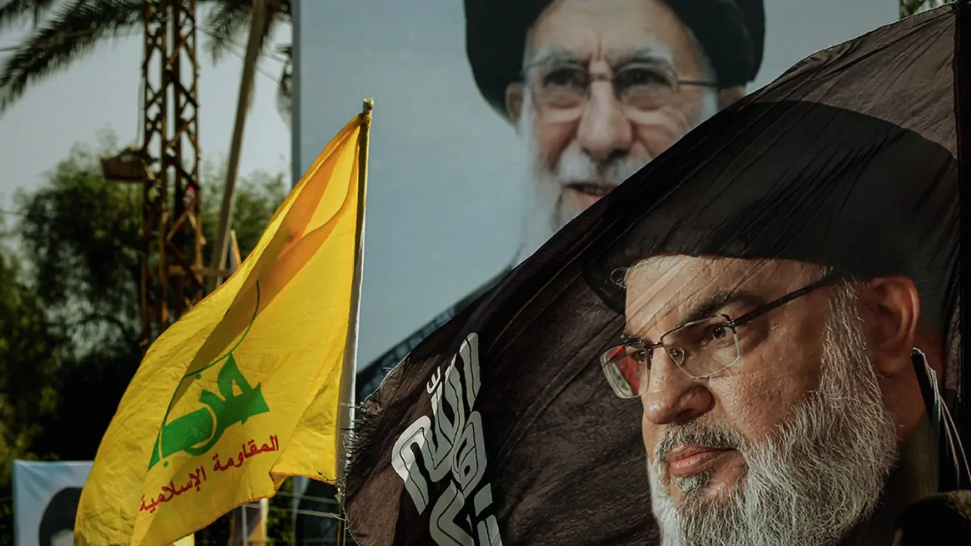 Una bandera con la imagen del líder proiraní de Hezbolá, Hassan Nasrallah, asesinado, ondea frente a una foto del líder supremo iraní, Ali Khamenei, durante una ceremonia que conmemora el primer aniversario del asesinato de Nasrallah en un ataque aéreo israelí, en su tumba en Beirut. Beirut, Líbano, 27 de septiembre de 2025. (