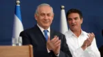 El primer ministro Benjamin Netanyahu (izquierda) y el entonces director del Mossad, Yossi Cohen, durante una ceremonia de brindis por el Año Nuevo judío el 2 de octubre de 2017. (Haim Zach/GPO/Archivo)