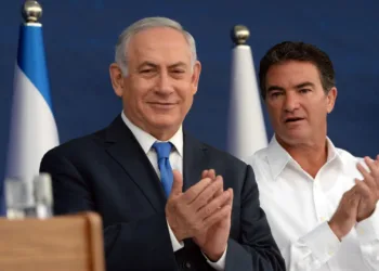 El primer ministro Benjamin Netanyahu (izquierda) y el entonces director del Mossad, Yossi Cohen, durante una ceremonia de brindis por el Año Nuevo judío el 2 de octubre de 2017. (Haim Zach/GPO/Archivo)