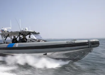 Agentes marítimos, de las Operaciones Aéreas y Marinas del Servicio de Aduanas y Protección Fronteriza en San Diego, sacan un Buque Interceptor Costero de 41 pies para realizar una patrulla marítima estándar en San Diego. (Ana Ramirez / San Diego Union-Tribune)