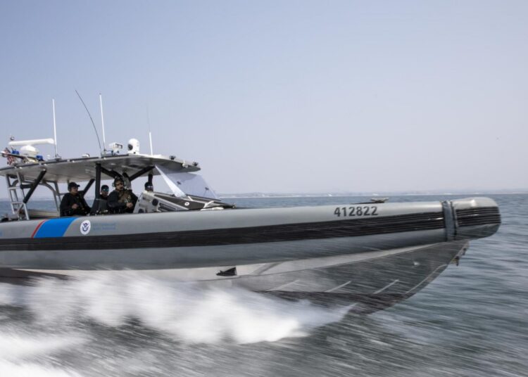 Agentes marítimos, de las Operaciones Aéreas y Marinas del Servicio de Aduanas y Protección Fronteriza en San Diego, sacan un Buque Interceptor Costero de 41 pies para realizar una patrulla marítima estándar en San Diego. (Ana Ramirez / San Diego Union-Tribune)