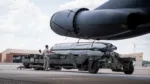 Los miembros de la tripulación de carga de la 20.ª Unidad de Mantenimiento de Aeronaves se preparan para cargar municiones en un B-52H Stratofortress durante una prueba de control y supervisión de aeronaves en la base aérea de Barksdale, Luisiana, el 24 de agosto de 2020. La prueba se realiza cada cinco o diez años para demostrar la capacidad del B-52 de proporcionar los niveles de voltaje necesarios para la configuración de la misión en la interfaz del misil de crucero lanzado desde el aire AGM-86. Foto de la Fuerza Aérea de los Estados Unidos tomada por la aviadora superior Lillian Miller.
