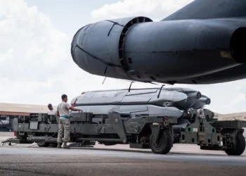 Los miembros de la tripulación de carga de la 20.ª Unidad de Mantenimiento de Aeronaves se preparan para cargar municiones en un B-52H Stratofortress durante una prueba de control y supervisión de aeronaves en la base aérea de Barksdale, Luisiana, el 24 de agosto de 2020. La prueba se realiza cada cinco o diez años para demostrar la capacidad del B-52 de proporcionar los niveles de voltaje necesarios para la configuración de la misión en la interfaz del misil de crucero lanzado desde el aire AGM-86. Foto de la Fuerza Aérea de los Estados Unidos tomada por la aviadora superior Lillian Miller.
