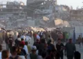 ONU Miles de palestinos que buscan ayuda llegan desde el paso fronterizo israelí de Zikim, en el norte de Gaza.