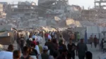 ONU Miles de palestinos que buscan ayuda llegan desde el paso fronterizo israelí de Zikim, en el norte de Gaza.