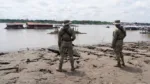 Soldados peruanos desplegados en Santa Rosa, Perú, isla en el río Amazonas en la triple frontera con Colombia y Brasil, durante una visita de la presidenta de Perú, Dina Boluarte, en medio de una disputa territorial con Colombia. (Archivo: 15.08.2025)Daniel Padilla/AP Photo/picture alliance