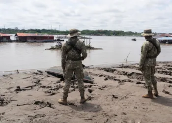 Soldados peruanos desplegados en Santa Rosa, Perú, isla en el río Amazonas en la triple frontera con Colombia y Brasil, durante una visita de la presidenta de Perú, Dina Boluarte, en medio de una disputa territorial con Colombia. (Archivo: 15.08.2025)Daniel Padilla/AP Photo/picture alliance