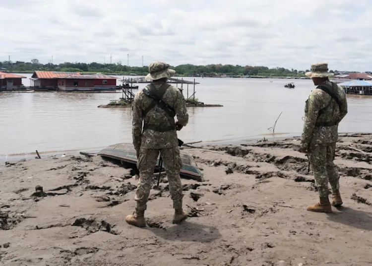 Soldados peruanos desplegados en Santa Rosa, Perú, isla en el río Amazonas en la triple frontera con Colombia y Brasil, durante una visita de la presidenta de Perú, Dina Boluarte, en medio de una disputa territorial con Colombia. (Archivo: 15.08.2025)Daniel Padilla/AP Photo/picture alliance