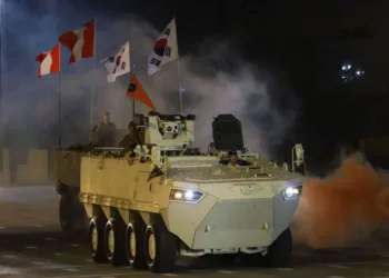 Vehículo blindado de transporte de tropas K808 durante el desfile del Día del Ejército en Perú. Créditos de la foto: Ministerio de Defensa de Perú.