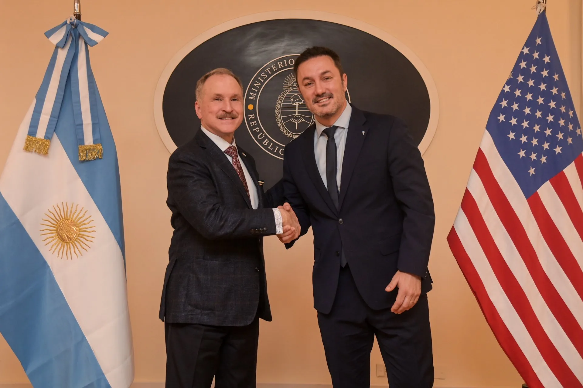 El ministro de Defensa de Argentina se reunió con el nuevo embajador de Estados Unidos y reafirmó la alianza estratégica en materia militar
