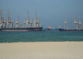 Buques cisterna amarrados en el puerto de Khor Fakkan, cerca del estrecho de Ormuz. AFP