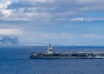 El USS Gerald R. Ford (CVN 78) atraviesa el estrecho de Gibraltar, el 1 de octubre de 2025. Fotografía de la Marina realizada por la marinera aprendiz y especialista en comunicación de masas Alyssa Joy.