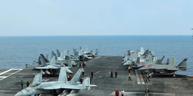 Esta fotografía de archivo del 14 de noviembre de 2024, proporcionada por el Estado Mayor Conjunto, muestra aviones de combate estacionados en el portaaviones USS George Washington durante el ejercicio trilateral Freedom Edge entre Corea del Sur, Estados Unidos y Japón. (Yonhap)