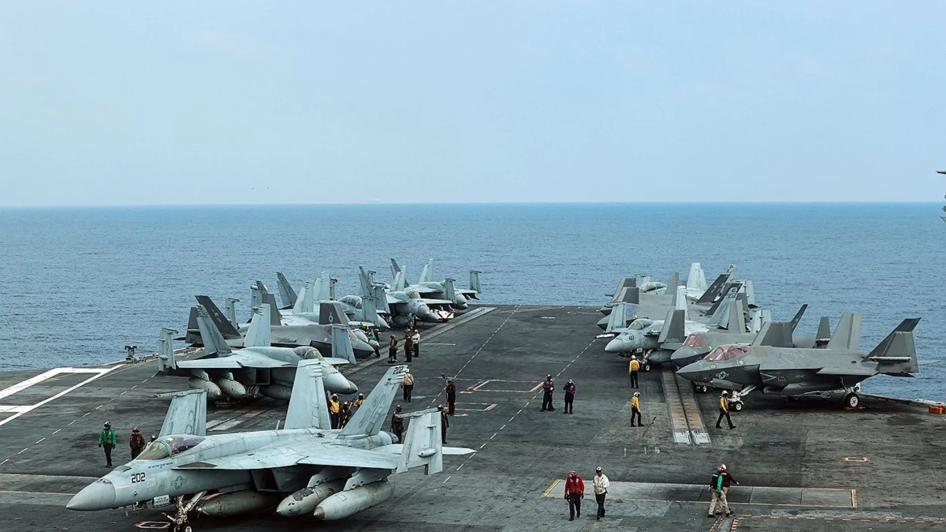El portaviones de la Armada de EE.UU. USS George Washington arribó a Busan