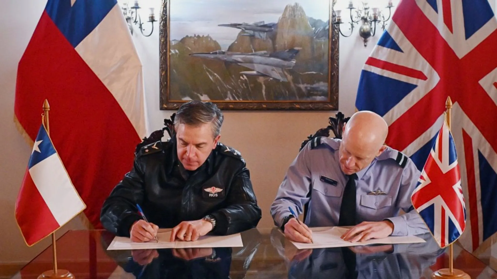 Chile y Reino Unido fortalecen la cooperación estratégica entre la Fuerza Aérea de Chile (FACH) y la Royal Air Force (RAF) en ámbito aeroespacial y formación