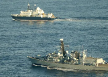 El HMS Somerset sigue al Yantar en el Canal de la Mancha en la tarde del 21 de enero de 2025. Fotos tomadas desde el helicóptero Merlin embarcado en la fragata.