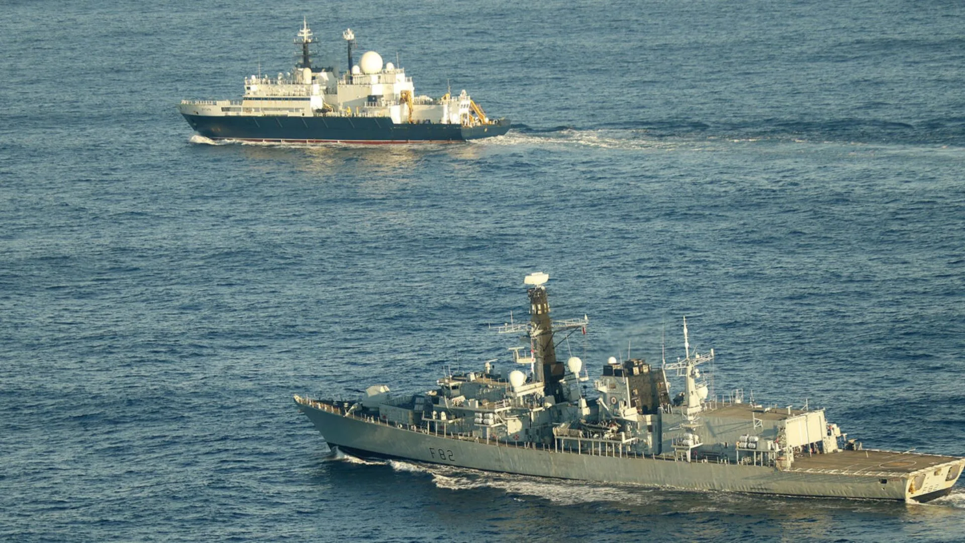 El Reino Unido alerta por un buque espía ruso en el límite de sus aguas y endurece reglas militares ante maniobras “agresivas” de Moscú