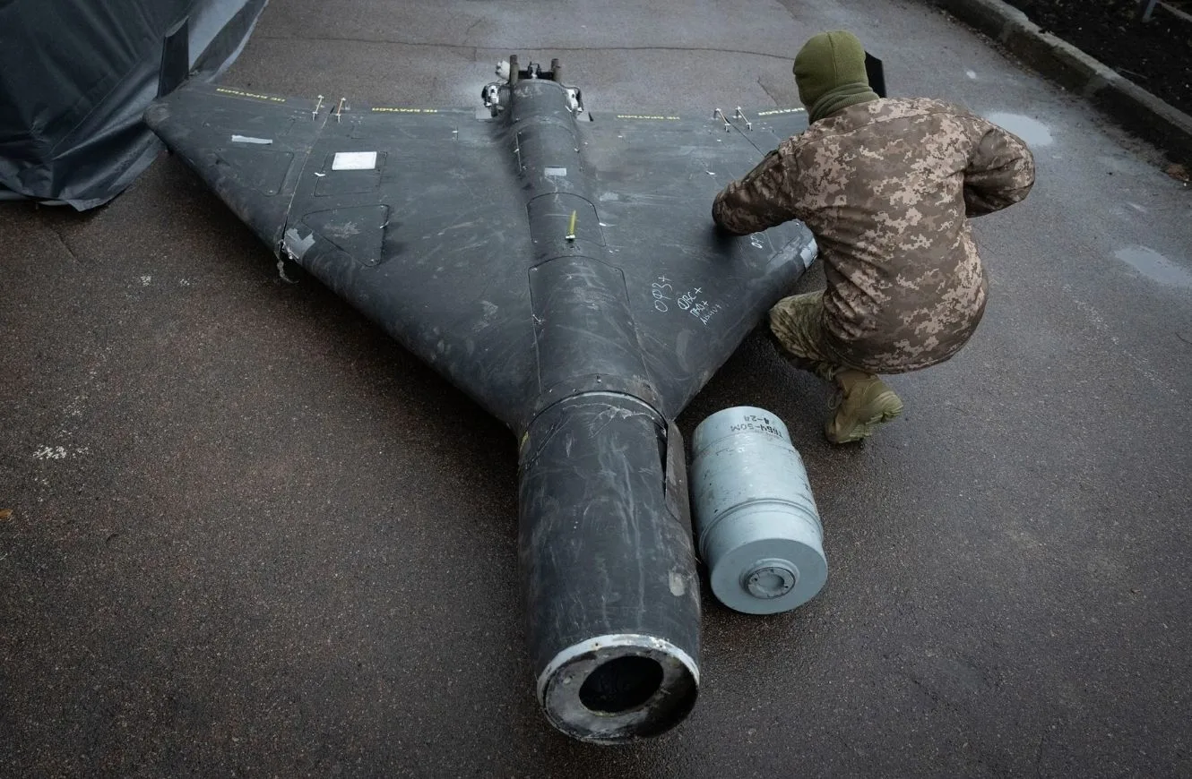 Un oficial ucraniano examina un dron Shahed derribado con una carga termobárica lanzado por Rusia en un laboratorio de investigación en un lugar no revelado en Ucrania el 14 de noviembre de 2024.