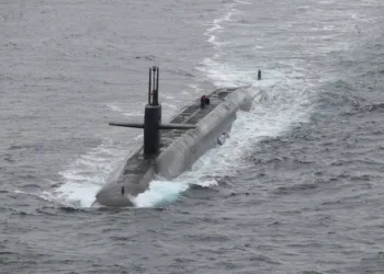 El submarino nuclear de misiles balísticos Tennessee de la Armada de los EE. UU. en el Mar de Noruega. Fuerzas Navales de EE. UU. Europa-África/6ª Flota de EE. UU.