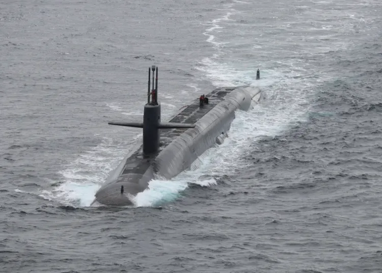 El submarino nuclear de misiles balísticos Tennessee de la Armada de los EE. UU. en el Mar de Noruega. Fuerzas Navales de EE. UU. Europa-África/6ª Flota de EE. UU.