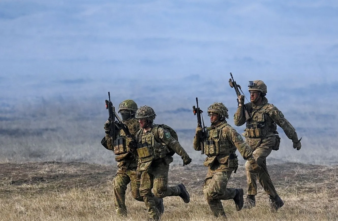 Las tropas de la OTAN participan en el ejercicio 'Steadfast Dart 2025' de la OTAN en el campo de entrenamiento de Smardan, cerca de Galati, Rumanía, el 19 de febrero de 2025. Inquam Photos/Eduard Vinatoru vía REUTERS