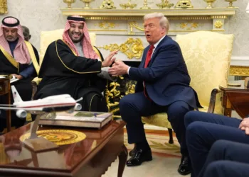 El presidente Donald Trump se reúne con el príncipe heredero de Arabia Saudita, Mohammed bin Salman, en el Despacho Oval de la Casa Blanca, el martes 18 de noviembre de 2025, en Washington. (Foto AP/Evan Vucci)
