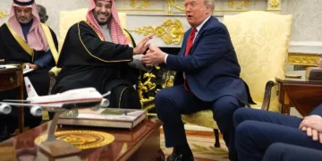 El presidente Donald Trump se reúne con el príncipe heredero de Arabia Saudita, Mohammed bin Salman, en el Despacho Oval de la Casa Blanca, el martes 18 de noviembre de 2025, en Washington. (Foto AP/Evan Vucci)