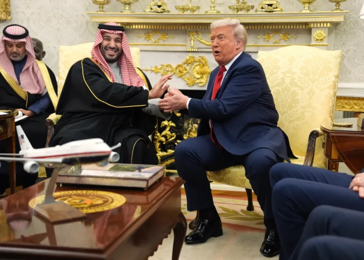 El presidente Donald Trump se reúne con el príncipe heredero de Arabia Saudita, Mohammed bin Salman, en el Despacho Oval de la Casa Blanca, el martes 18 de noviembre de 2025, en Washington. (Foto AP/Evan Vucci)