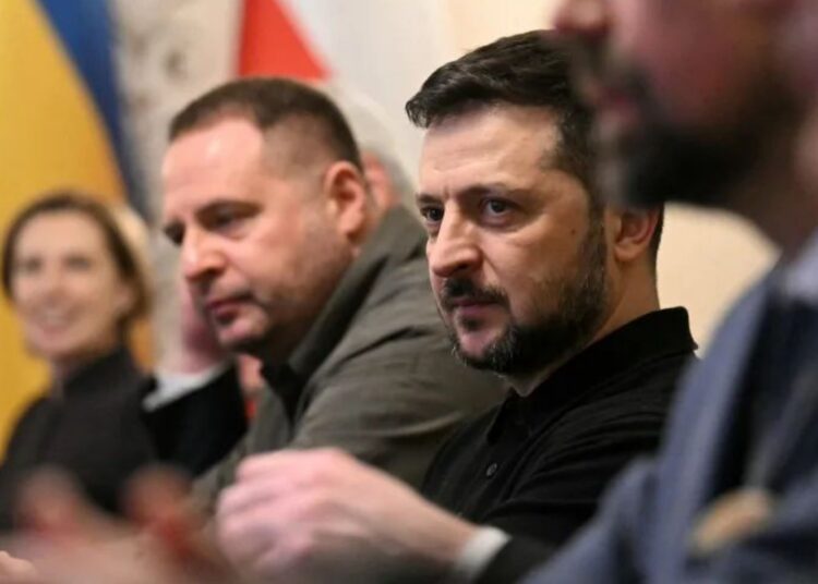 Yermak junto al presidente de Ucrania, Volodymyr Zelensky, durante una reunión de alto nivel en Varsovia, Polonia, el 15 de enero de 2025. Sergei Gapon/AFP/Getty Images/Archivo