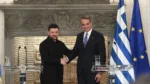 El primer ministro de Grecia, Kyriakos Mitsotakis, saluda al presidente de Ucrania, Volodymyr Zelenskyy, en la mansión Maximos de Atenas, Grecia, durante una visita no oficial a Grecia, el 16 de noviembre de 2025. (Foto de Dimitris Kapantais/SOOC/AFP a través de Getty Images)