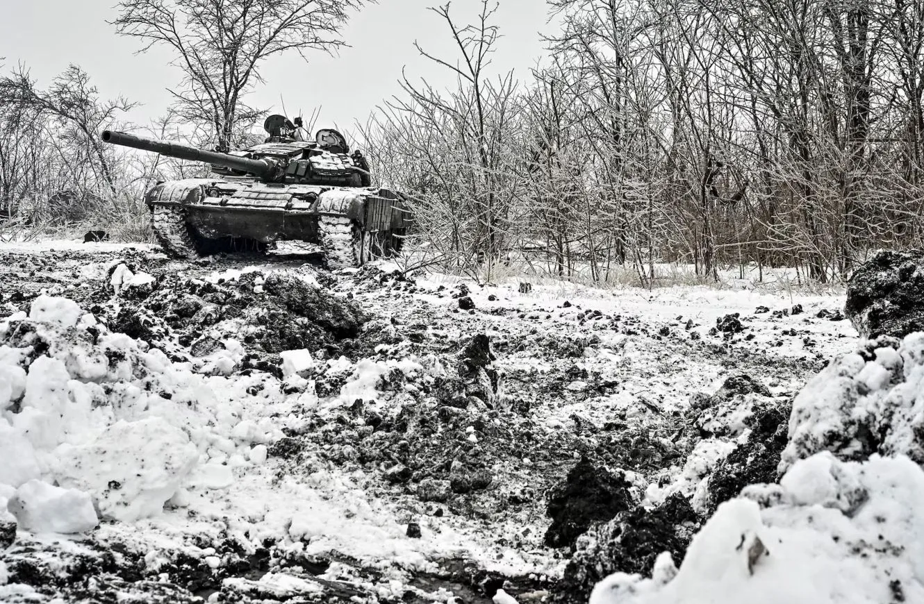 Soldados ucranianos de la 128ª brigada separada de asalto de montaña Transcarpática de las Fuerzas Armadas de Ucrania participan en ejercicios de tanques en la región de Zaporiyia, Ucrania, el 11 de enero. REUTERS/Stringer