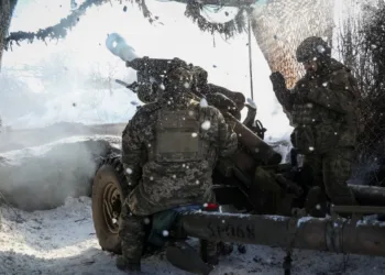 Los miembros del servicio ucraniano de la 79ª brigada disparan un obús L119 hacia las tropas rusas cerca de la ciudad de Marinka, en la línea del frente de la región de Donetsk, Ucrania, 12 de enero. REUTERS/Oleksandr Ratushniak