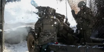 Los miembros del servicio ucraniano de la 79ª brigada disparan un obús L119 hacia las tropas rusas cerca de la ciudad de Marinka, en la línea del frente de la región de Donetsk, Ucrania, 12 de enero. REUTERS/Oleksandr Ratushniak