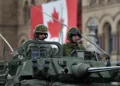 Soldados canadiense a bordo de un blindado en un defile en Ottawa. Foto: La Presse canadienne / Sean Kilpatrick