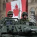 Soldados canadiense a bordo de un blindado en un defile en Ottawa. Foto: La Presse canadienne / Sean Kilpatrick