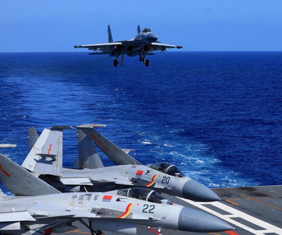 Un avión de combate chino J-15 se prepara para aterrizar en el portaaviones Liaoning