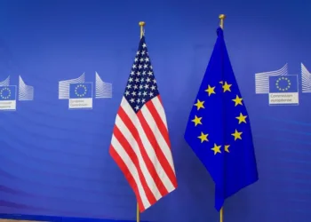 Banderas de Estados Unidos y la Unión Europea