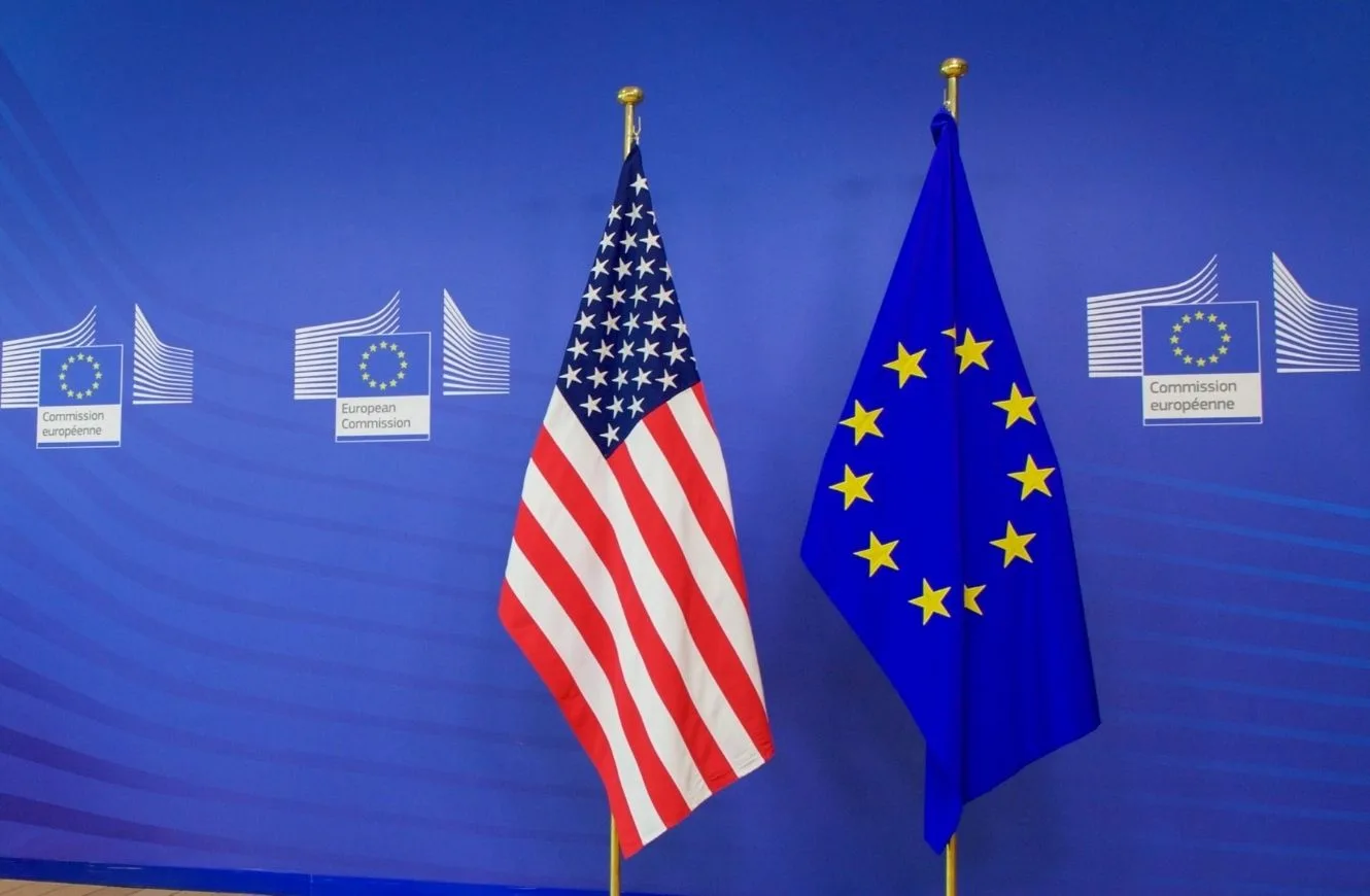 Banderas de Estados Unidos y la Unión Europea