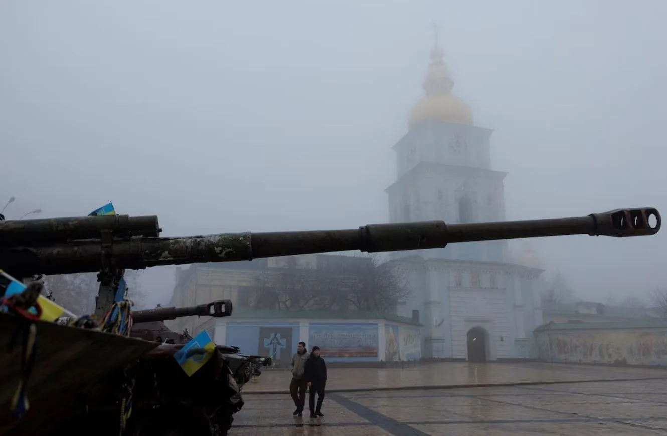 Hombres visitan una exhibición que muestra vehículos y armas militares rusas destruidas frente a la Catedral de San Miguel en una mañana brumosa, en medio del ataque de Rusia a Ucrania, en Kyiv, Ucrania, el 3 de diciembre de 2025. REUTERS/Valentyn Ogirenko