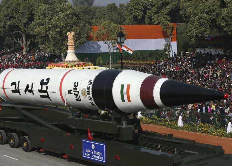archivo del 26 de enero de 2013, el misil balístico de largo alcance Agni-V es exhibido durante el desfile del Día de la República, en Nueva Delhi, India. (AP Foto/Manish Swarup, archivo)