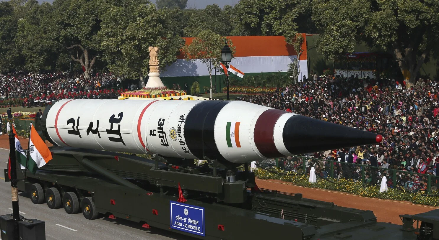 archivo del 26 de enero de 2013, el misil balístico de largo alcance Agni-V es exhibido durante el desfile del Día de la República, en Nueva Delhi, India. (AP Foto/Manish Swarup, archivo)