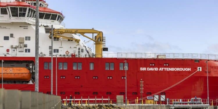 El buque polar británico RRS Sir David Attenborough, operado por el British Antarctic Survey (BAS) en las Islas Malvinas. Crédito: Cyber & Specialist Operations Command vía X