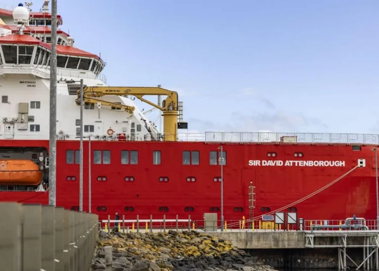 El buque polar británico RRS Sir David Attenborough, operado por el British Antarctic Survey (BAS) en las Islas Malvinas. Crédito: Cyber & Specialist Operations Command vía X