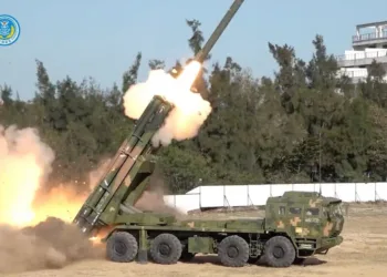 Un equipo militar de las fuerzas terrestres participa en ejercicios de fuego real de largo alcance dirigidos a aguas al norte de Taiwán, desde una ubicación no revelada, en esta captura de pantalla de un video publicado por el Comando del Teatro Oriental del Ejército Popular de Liberación (EPL) de China el 30 de diciembre de 2025. Comando del Teatro Oriental/Folleto vía REUTERS